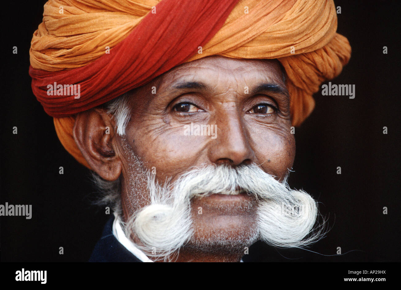 Indien, Rajastan: Porträt eines Mannes mit Beart und turban Stockfoto
