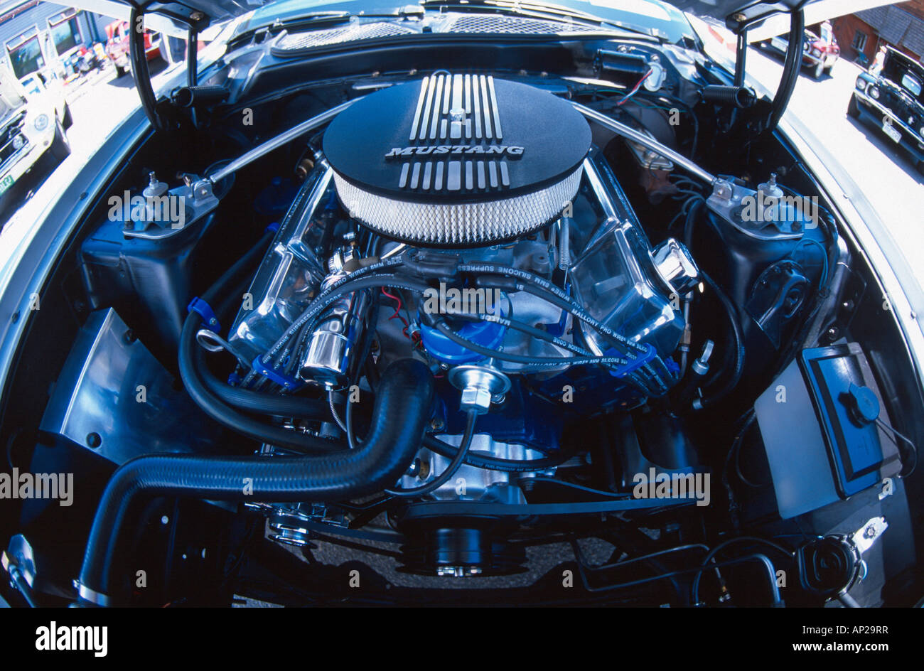 Unter der Haube des weißen Ford Mustang makellos sauber Motor mit vielen Upgades und Aftermarket-teilen Stockfoto