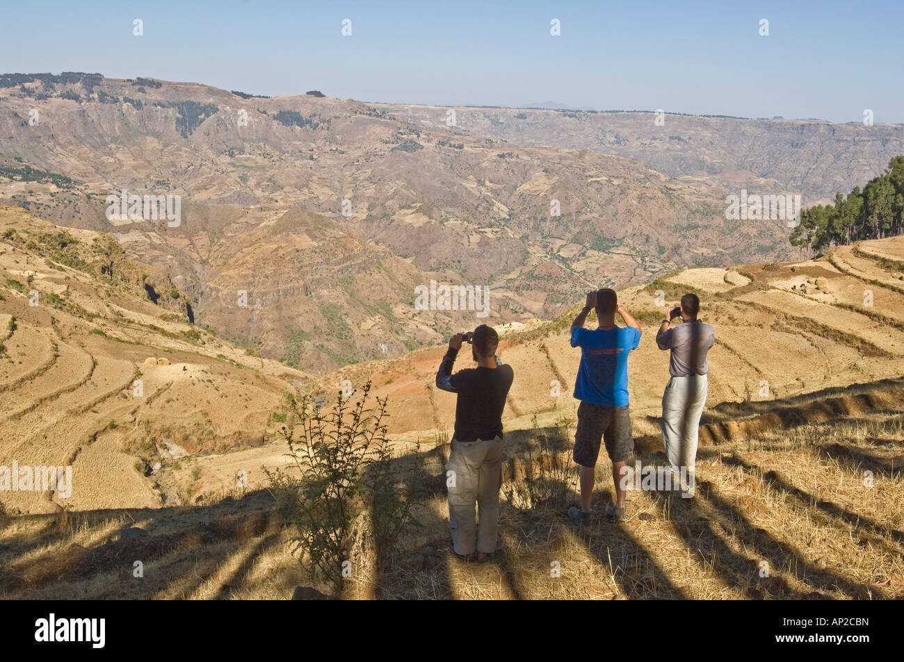 Eine Gruppe von Touristen fotografieren der äthiopischen Landschaftskulisse. Stockfoto