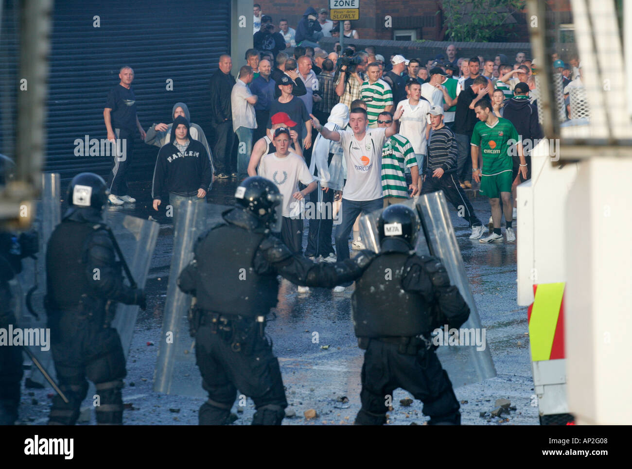 PSNI Bereitschaftspolizei Gesicht wütenden Mob Randalierer auf Crumlin Road in Ardoyne Geschäften Belfast 12. Juli Stockfoto