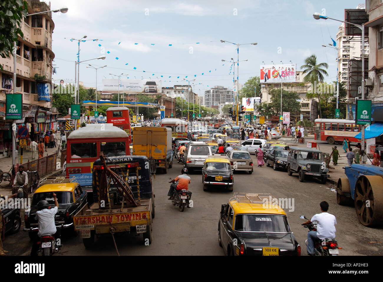 Indische Stadt Verkehr Autos Jeeps Taxis Busse LKW Fahrrad Straße Roller Schleppen Fahrzeug Bombay Mumbai Maharashtra Indien Asien Stockfoto