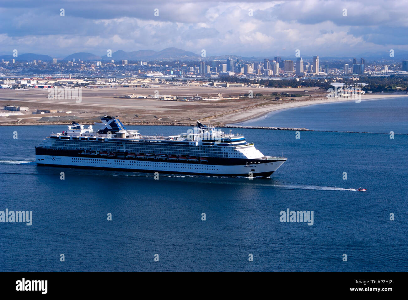 Infinity (Celebrity Cruises) verlassen Hafen von San Diego, San Diego Bay, San Diego, Kalifornien USA Stockfoto