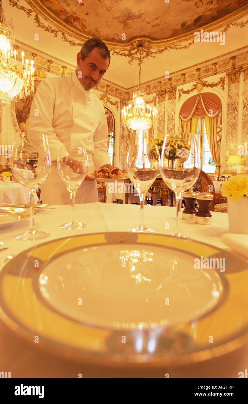 Küchenchef Marc Marchand Essen serviert, Abendessen im Restaurant le Meurice, Hotel, Paris, Frankreich Stockfoto