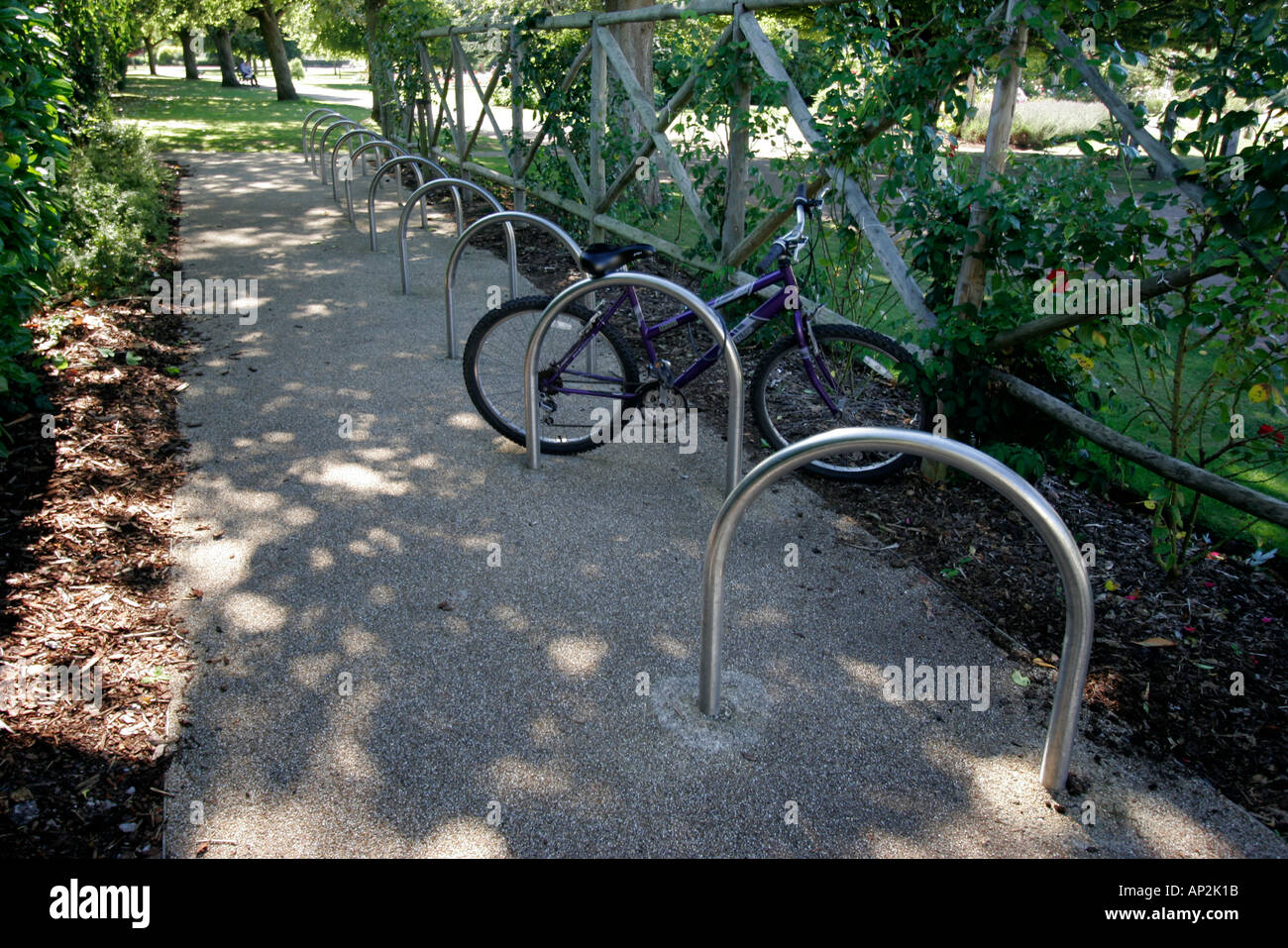 Fahrräder in Fahrradständer Vivary Park Taunton Stockfoto