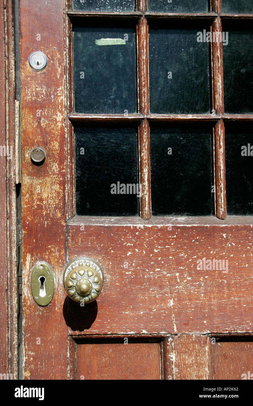 Alte Tür und Messing-Türgriff Stockfoto