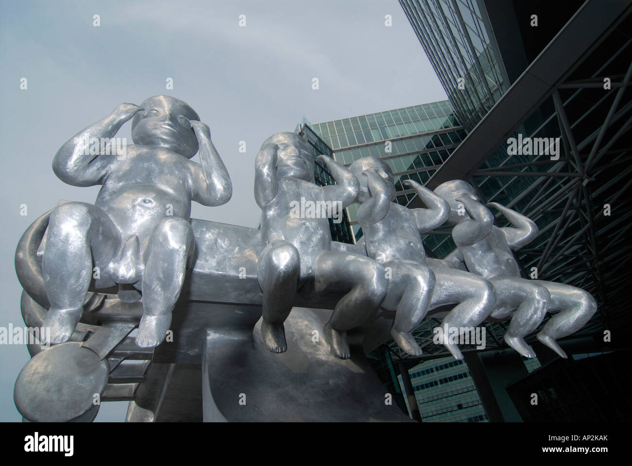 Metall Skulpturen des Babys in der Uno City, Vienna International Centre, Wien, Deutschland Stockfoto