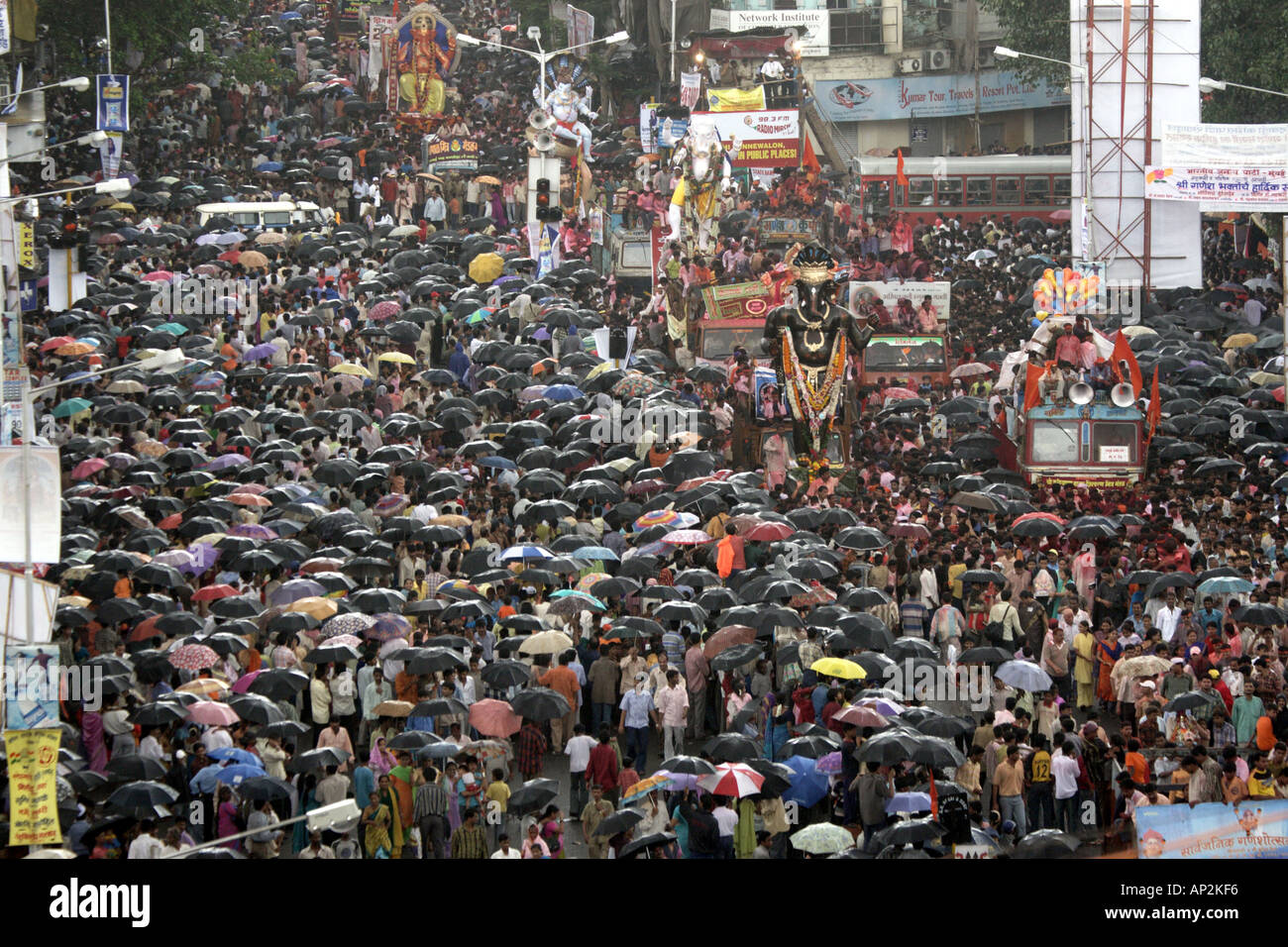 Ganesh Festival Prozession während Monsun regnet Sonnenschirme Mumbai, Maharashtra, Indien Stockfoto