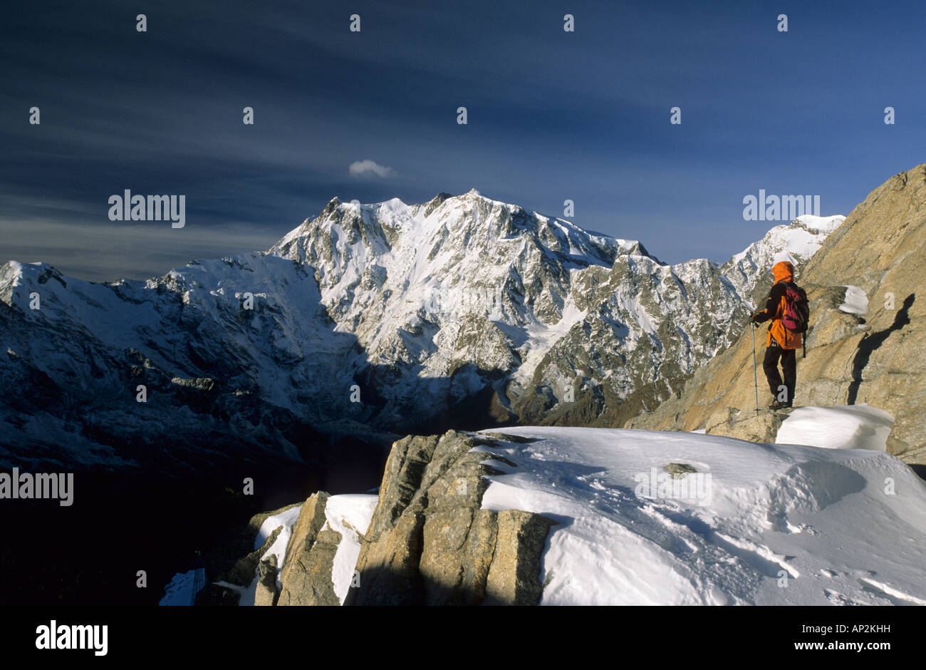 Mountaineerer am Monte Moro-Pass mit Blick auf die Ostwand des Monte Rosa, Mischabel Palette, Wallis, Schweiz Stockfoto