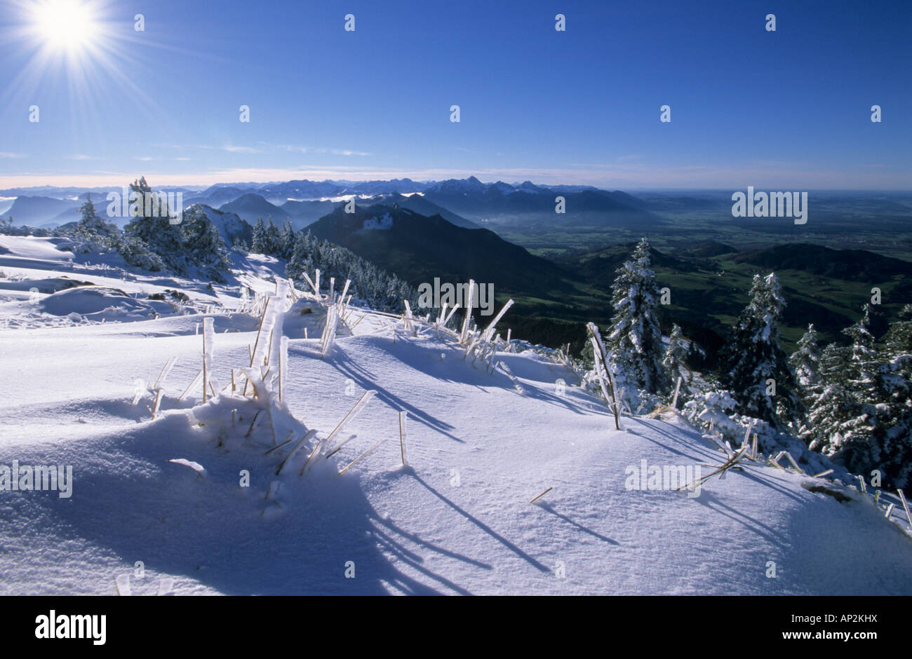 Hochries mit ersten Schnee der Saison und Ansicht, Bereich der Bayerischen Alpen, Upper Bavaria, Bavaria, Germany Stockfoto