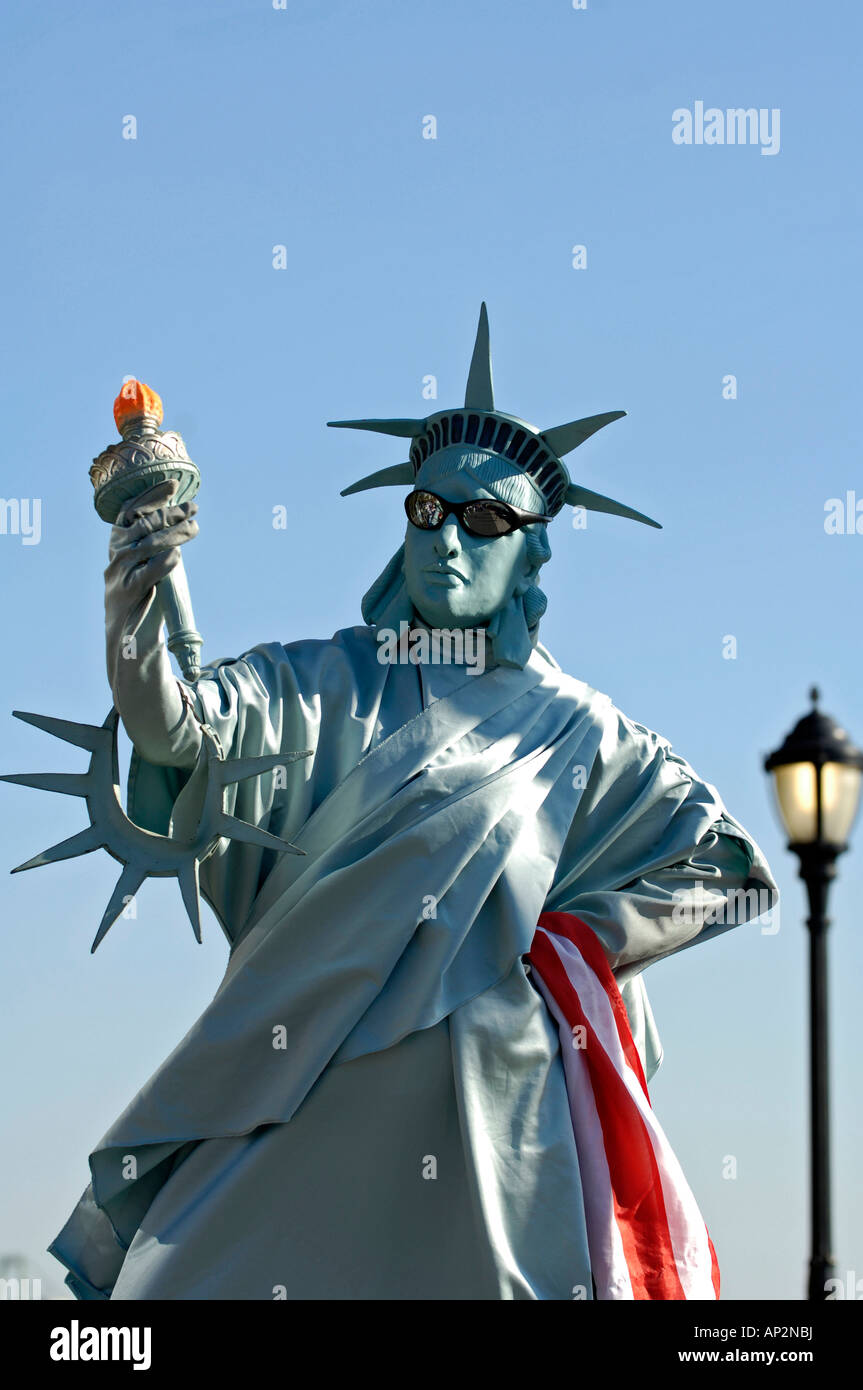 Mann verkleidet als der Statue of Liberty, Souvenirs, New York City, New York, USA Stockfoto
