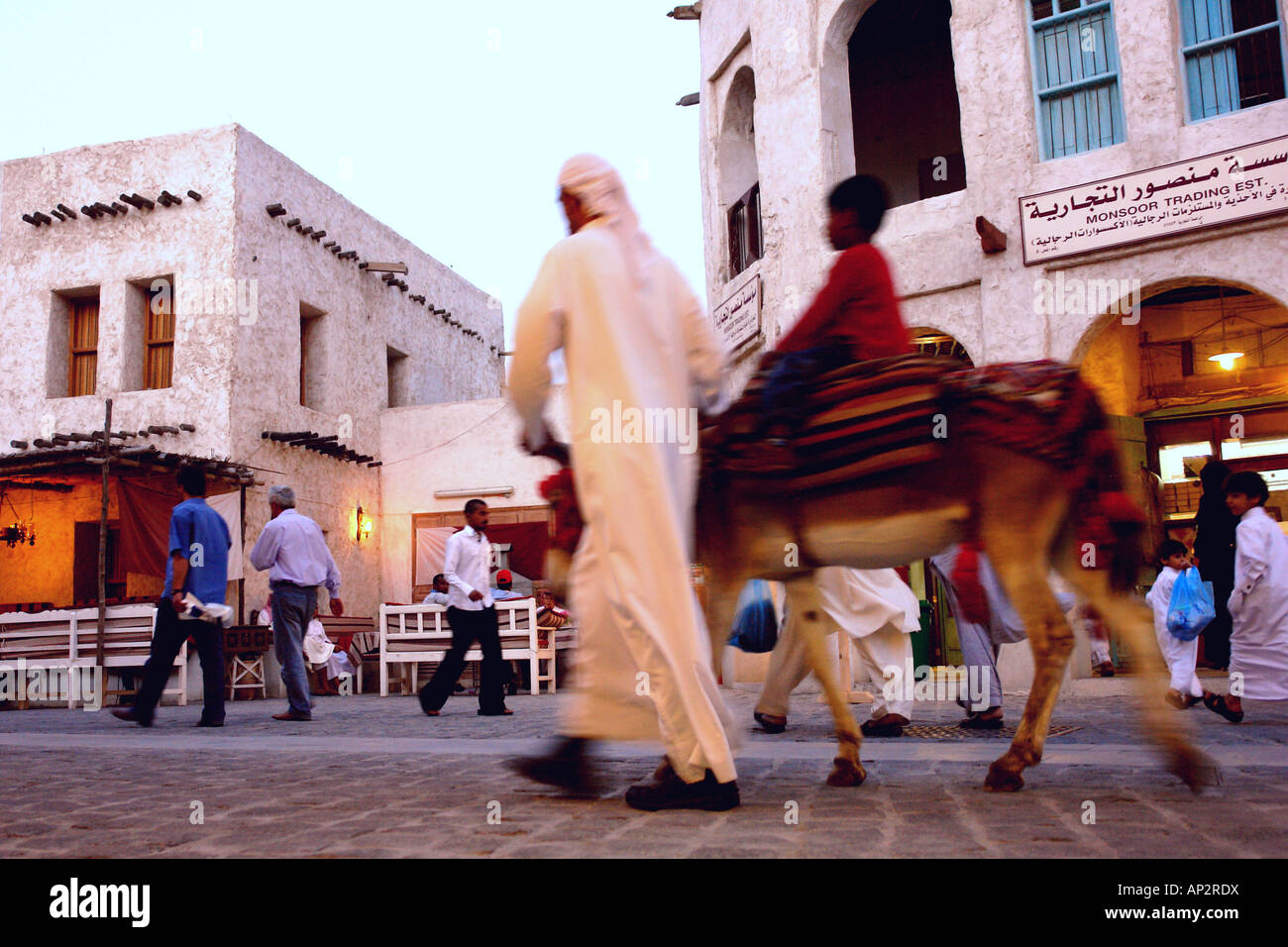 Mann mit Kind auf Esel, traditionellen Souk in Doha, Katar Stockfoto