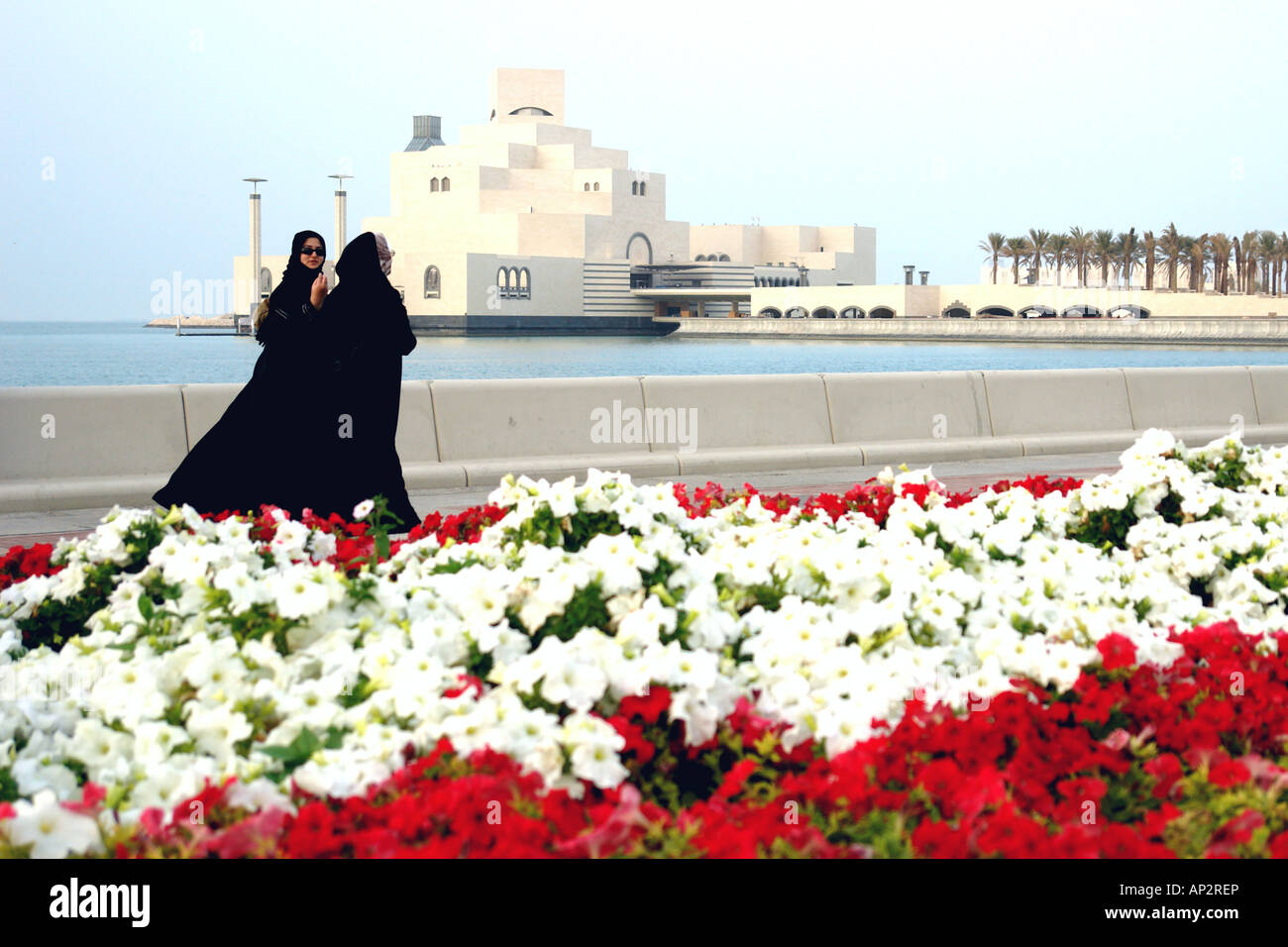 Zwei Frauen im Museum für islamische Kunst in Doha, Katar Stockfoto