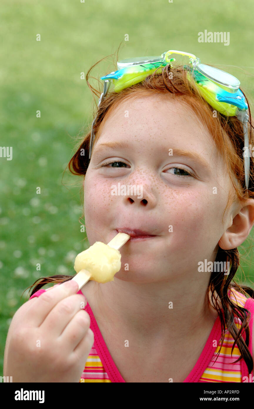 Portrait von junge rothaarige Mädchen genießen eine Sommer Eis behandeln Massachusetts New England USA Stockfoto