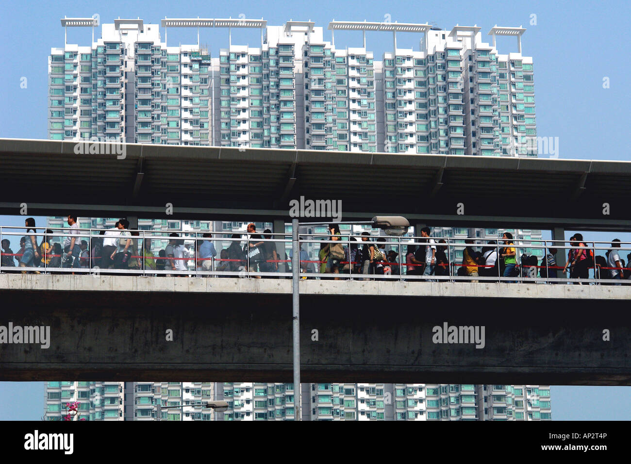 Menschen, die zu Fuß über eine Brücke, Lantau, Hong Kong, China Stockfoto