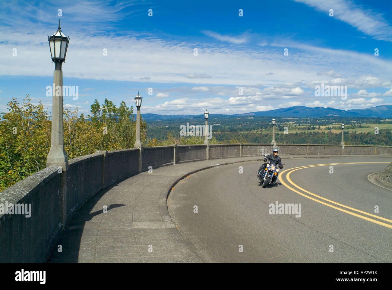 Fahrbahn um Crown Point Vista Haus Oregon Historic Columbia River Scenic Highway Korridor Byway hwy 30 OR Motorrad Stockfoto