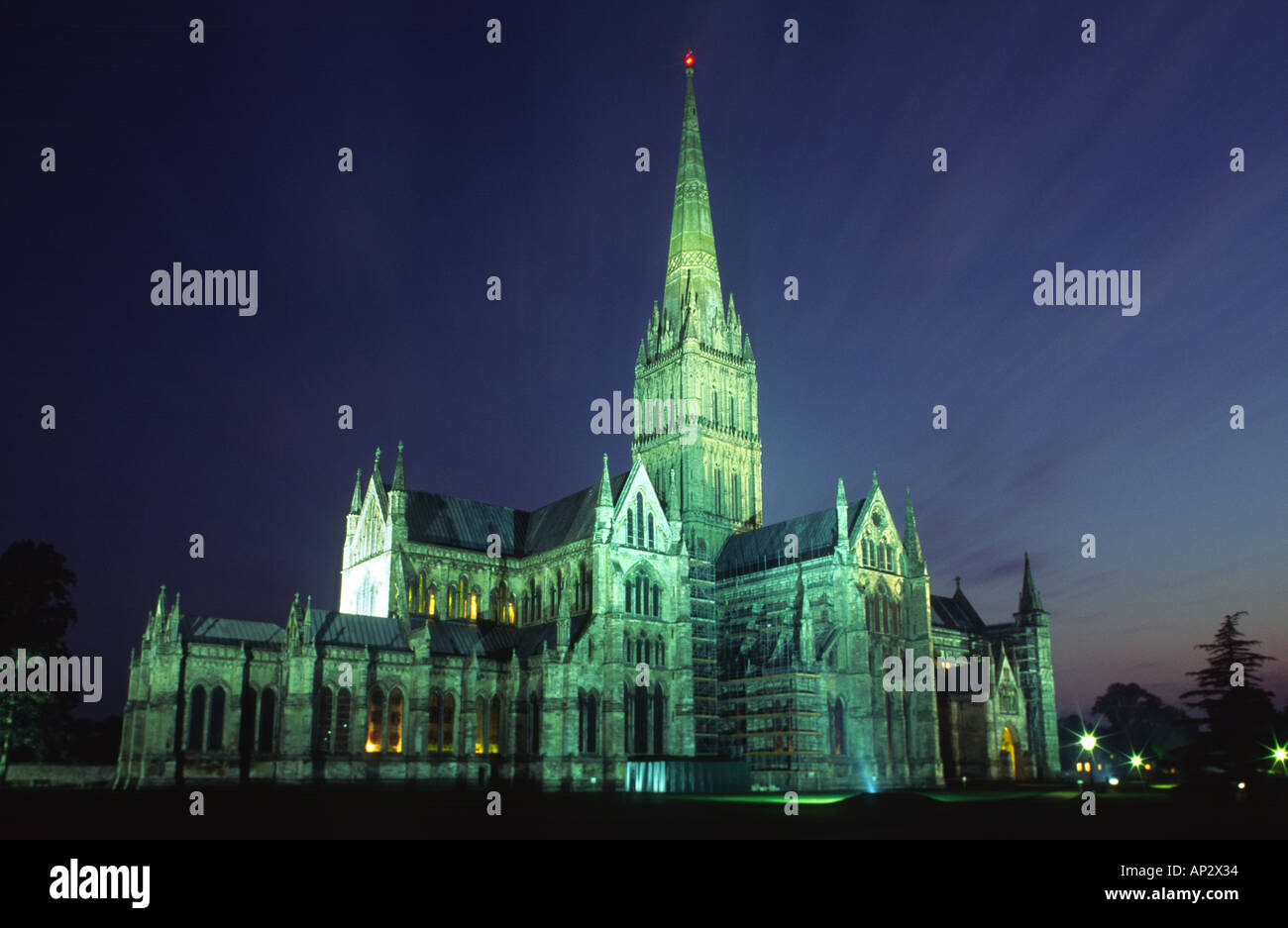 Salisbury Kathedrale bei Nacht, Salisbury, Dorset, England, UK Stockfoto