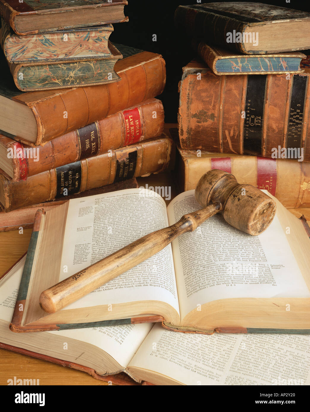 Offener Leder Gesetzesbücher hölzernen Hammer auf Tisch Stockfoto