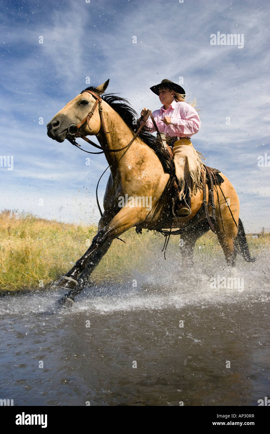 Zwei Girls reiten den Cowboy auf der Terrasse