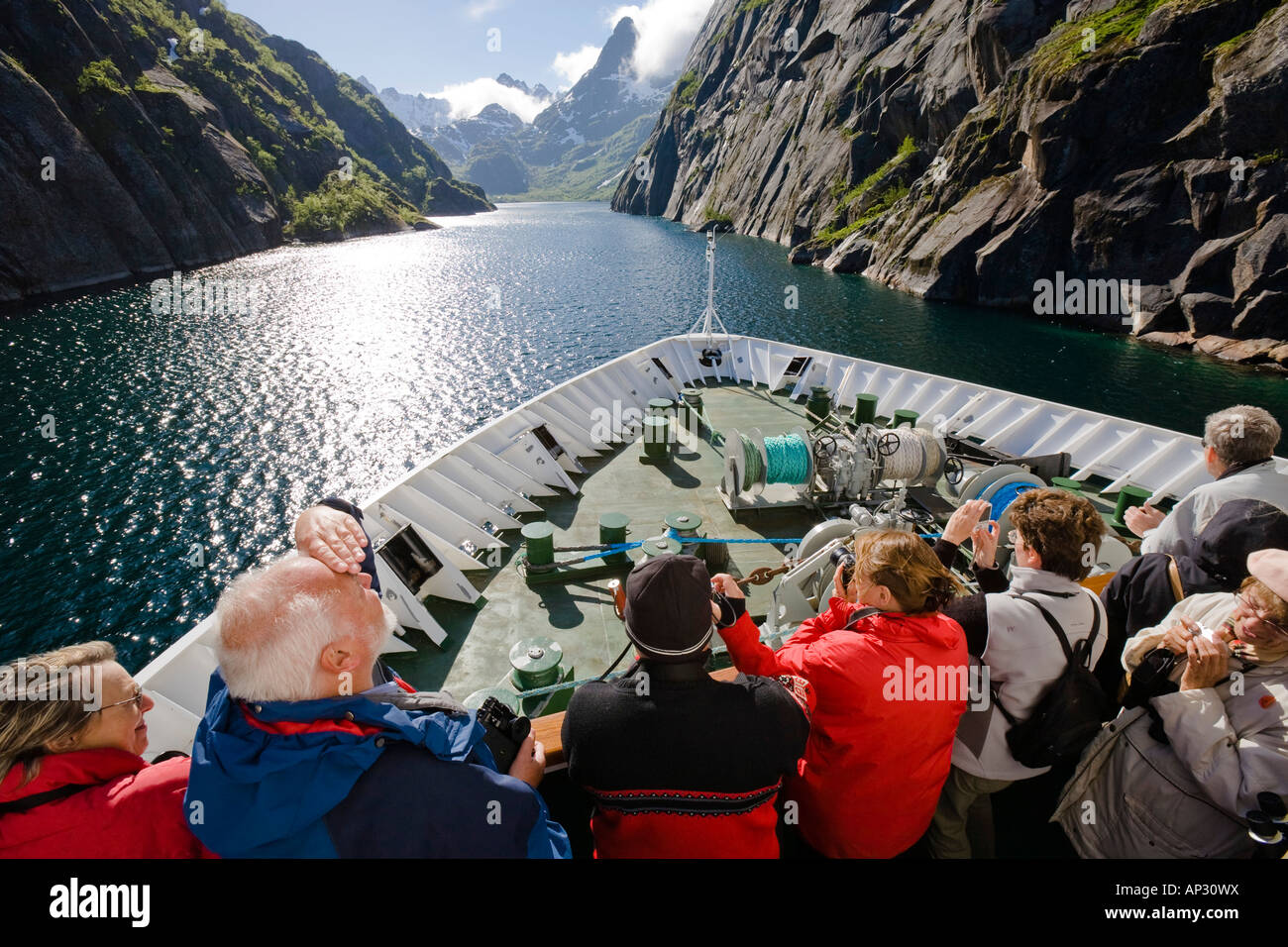 Touristen an Bord eines Hurtigruten Schiff, Fjord, Trollfjord, Austvagoya Island, Lofoten, Norwegen Stockfoto