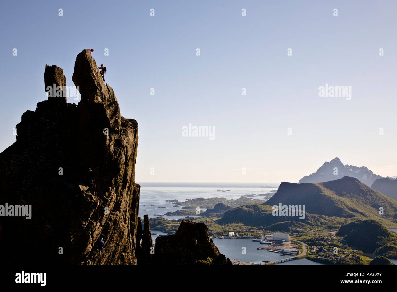 Bergsteiger in der Nachmittagssonne auf der Svolvargeita, ein Wahrzeichen, der Hauptstadt der Lofoten, Hadselsund, Austvagoya Insel, Lo Stockfoto