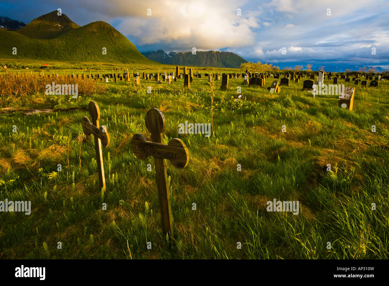 Hadselsand Friedhof unter der Mitternachtssonne, Austvagoya Island, Lofoten, Norwegen Stockfoto