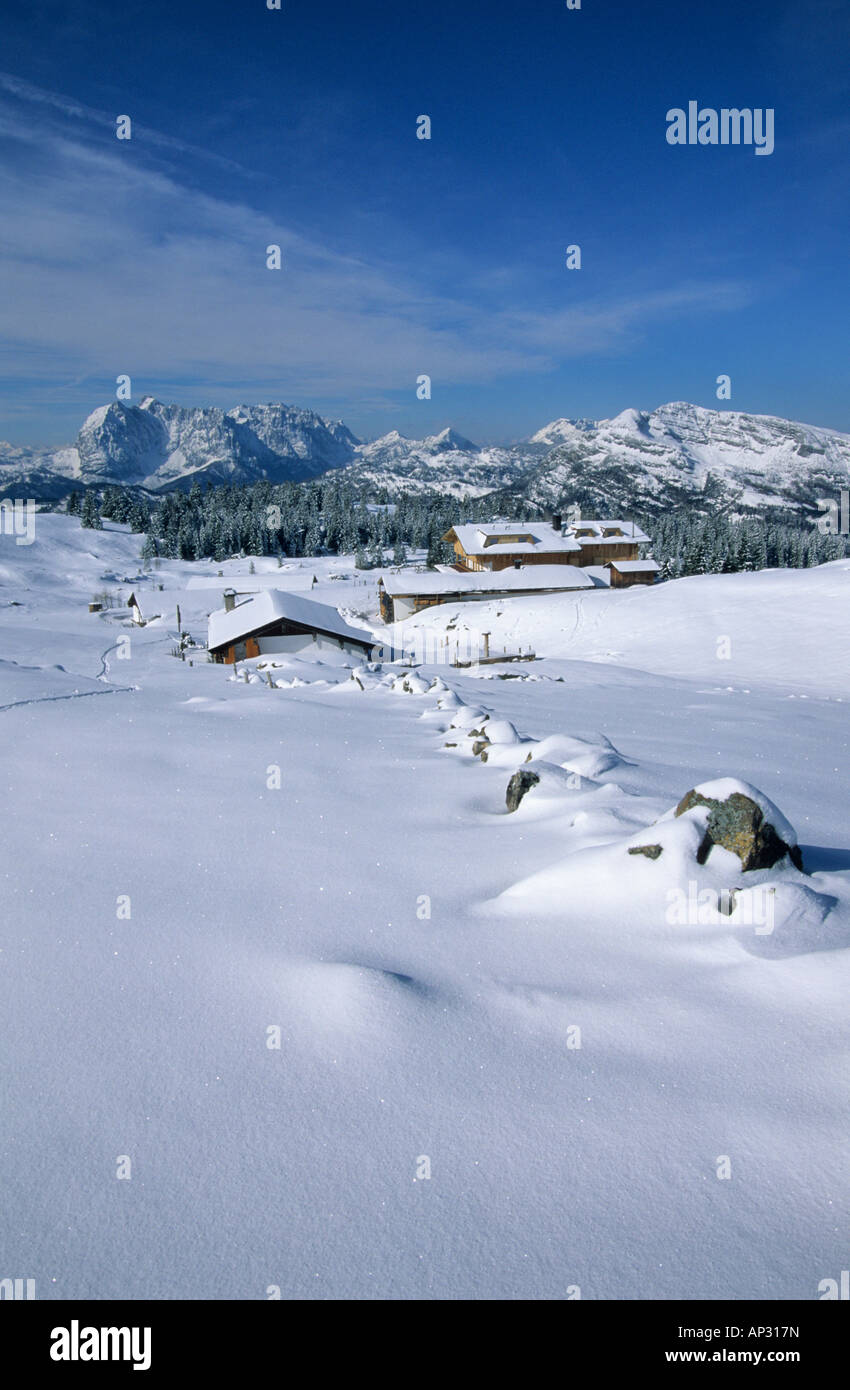 Loge Straubinger Haus mit Blick auf wWilder Kaiser Bereich tief verschneite und Unternberghorn, Eggenalm, Fellhorn, Chiemgau ra Stockfoto