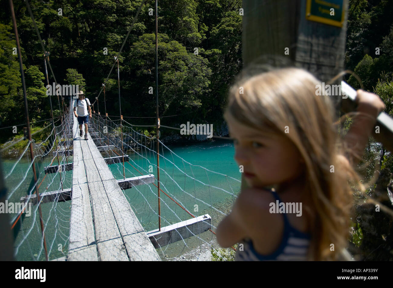 Mädchen auf der Hängebrücke, zu verfolgen, zu den Blue Pools, östlich von Haast Pass, Südalpen, Südinsel, Neuseeland Stockfoto