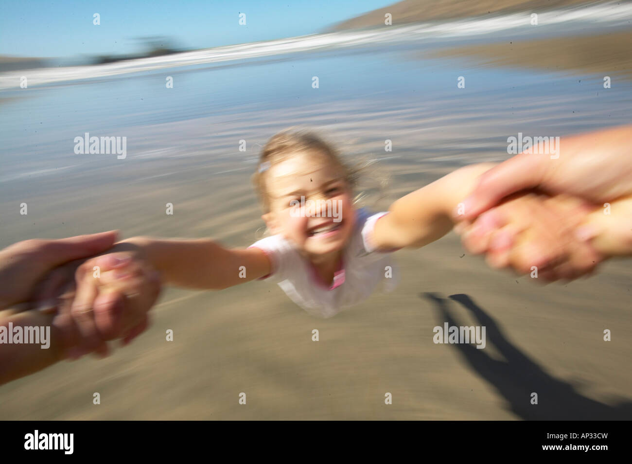 Mädchen (5 j.) umdrehen ihres Vaters (fliegende merry Go-Runde), am Okains Bay, Bank-Halbinsel, Ostküste, Südinsel, neue Ze Stockfoto