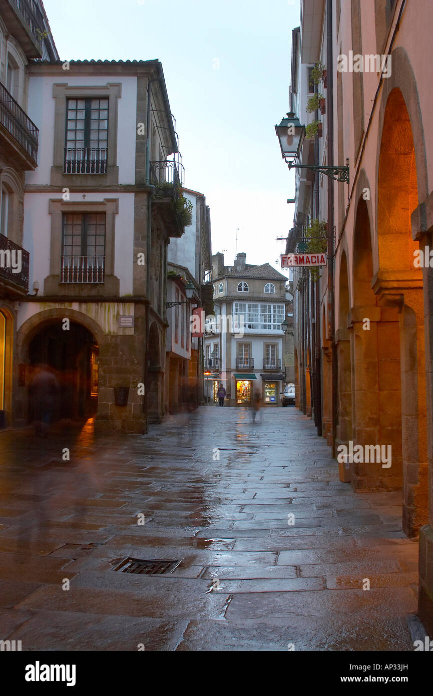 Eine Gasse in der Altstadt der Stadt Santiago De Compostela, Galicien, Spanien Stockfoto