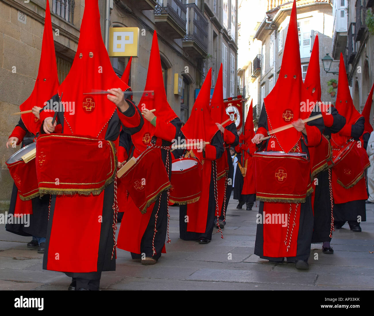 Trommler aus der Bruderschaft, Cofradía De La Esperanza, an der Prozession am Palmsonntag, Capilla de Animas, Santiago de Compostel Stockfoto