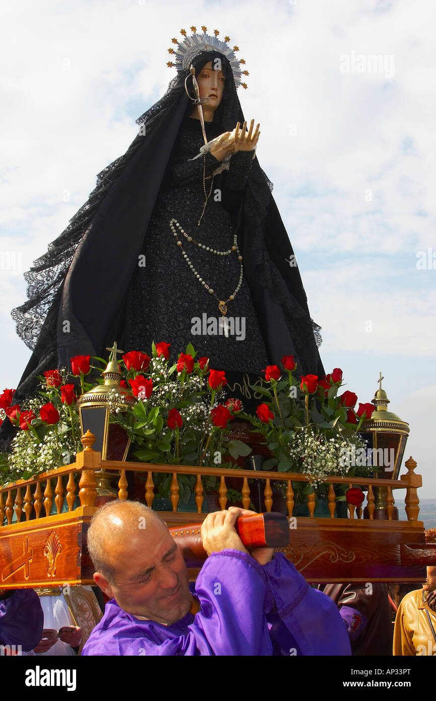 Mann mit Madonna, gut Freitag reuige Prozession, Karwoche, Stadt von San Vicente De La Sonsierra, La Rioja, Spanien Stockfoto