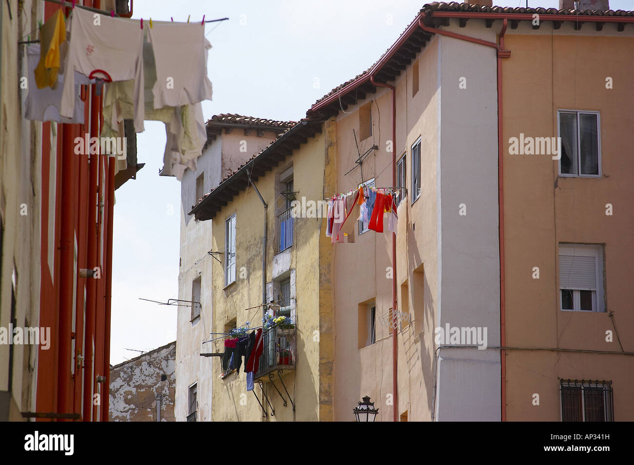 Die Altstadt mit Kleidung aufgehängt außerhalb von Gebäuden, Burgos, Kastilien-Leon, Spanien Stockfoto