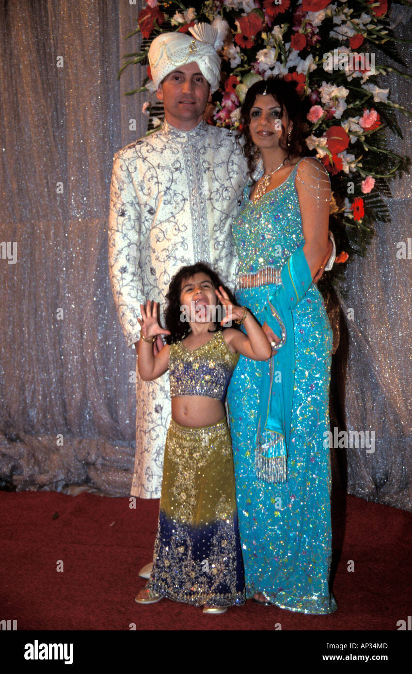 Braut, Bräutigam und schreiende Tochter bei der Hochzeitsfeier von Parsi, Racecourse Ground, Mumbai, Südindien Stockfoto