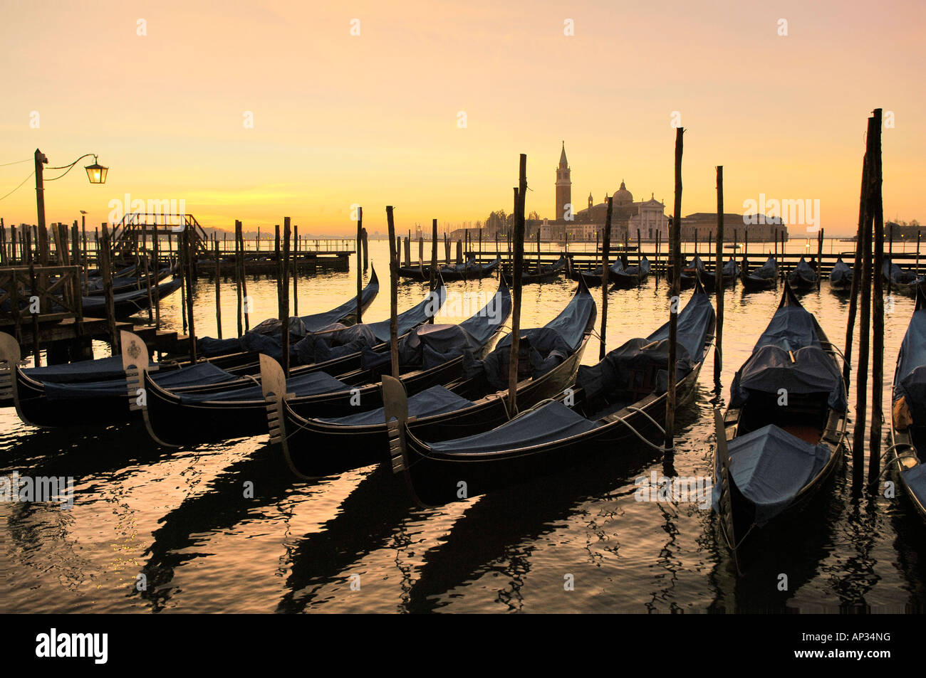Gondel in einer Zeile und Isola San Giorgio im Hintergrund, Venedig, Veneto, Italien Stockfoto