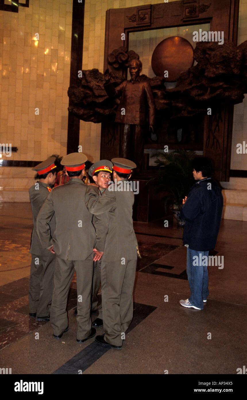 Soldaten, die versammelten sich im Foyer des Ho-Chi-Minh-Museum, Hanoi, Vietnam Stockfoto