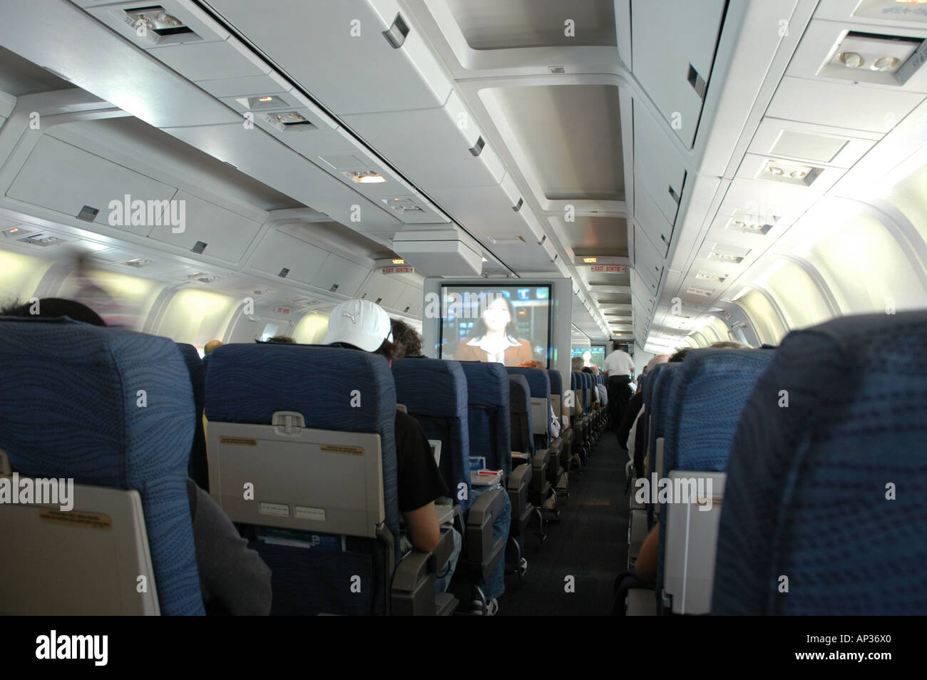 Innere des Großraumflugzeug Flugzeuge Passagierkabine. Stockfoto