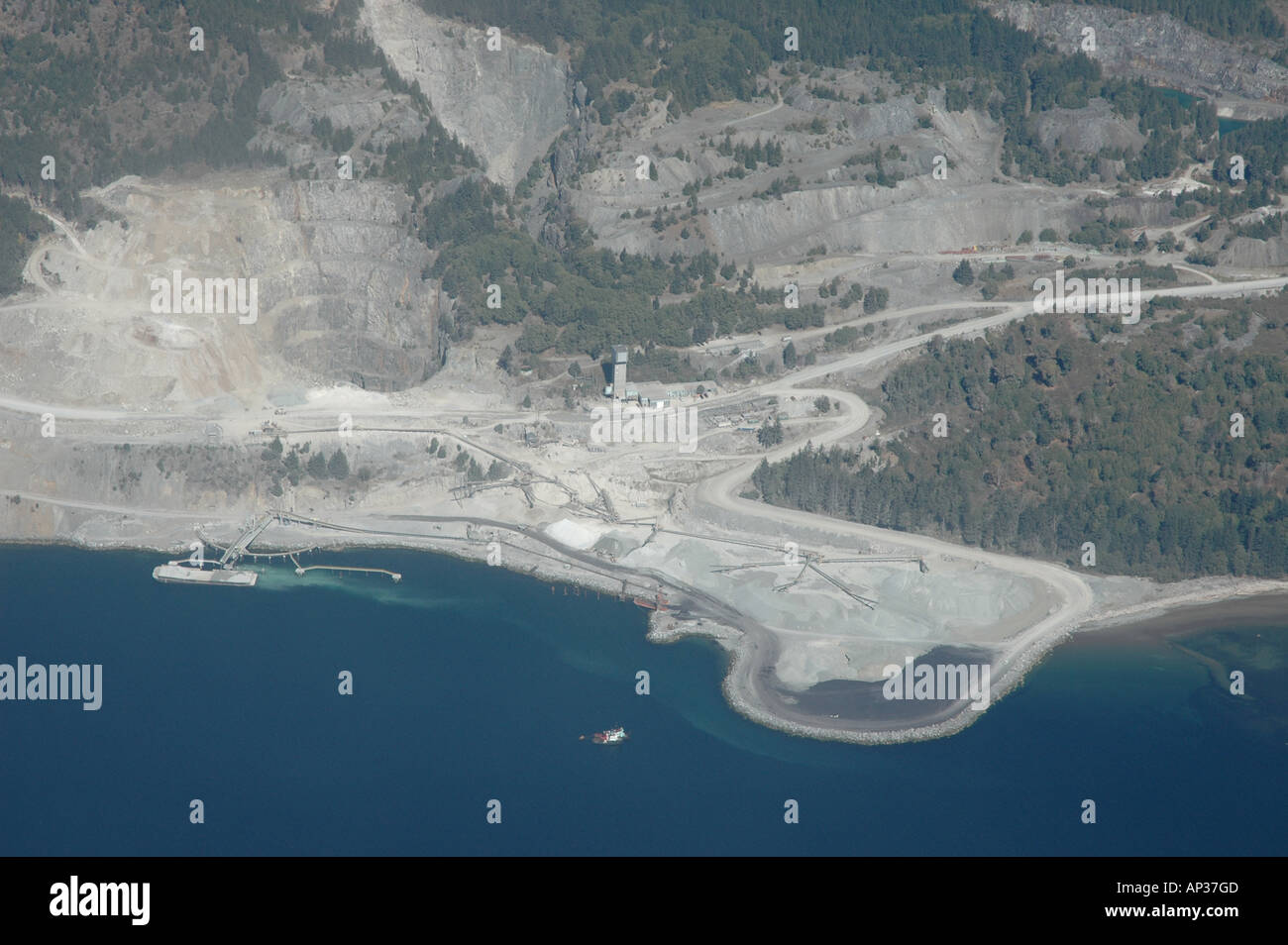 Luftaufnahme von Tagebau Kalkstein oder Steinbruch (und seine Laderampe) auf Texada Island, British Columbia, Kanada. Stockfoto
