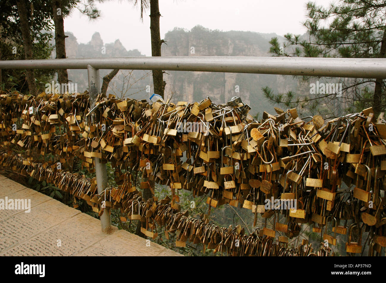 Sperren auf einer natürlichen Brücke in Zhang Jia Jie Nationalpark, Hunan Provinz, Volksrepublik China. Stockfoto