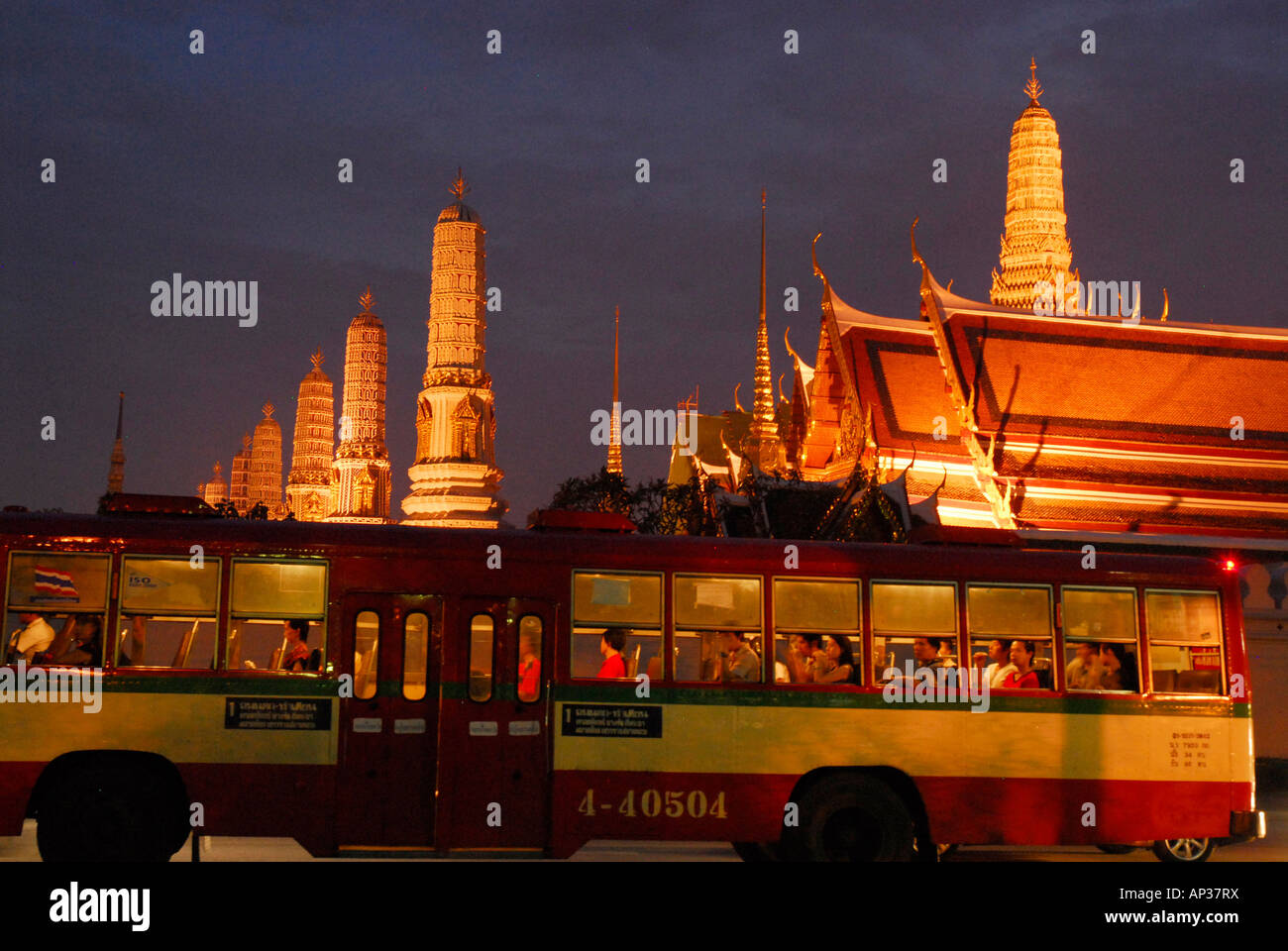 Abend-Verkehr vor Tempel Wat Phra Kaeo, Bangkok, Thailand Stockfoto