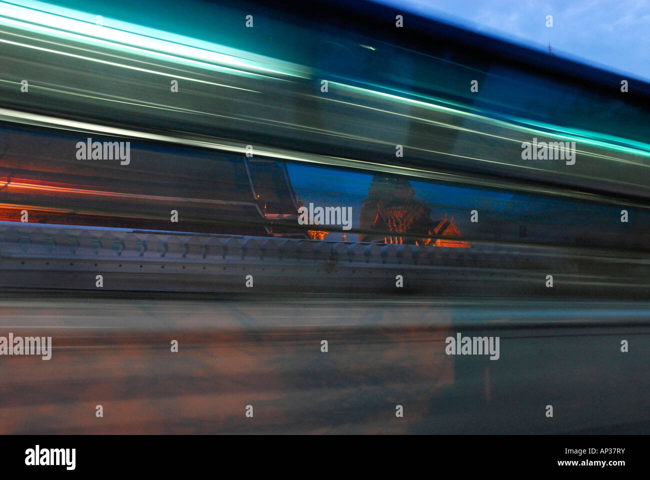 Abend-Verkehr vor Tempel Wat Phra Kaeo, Bangkok, Thailand Stockfoto