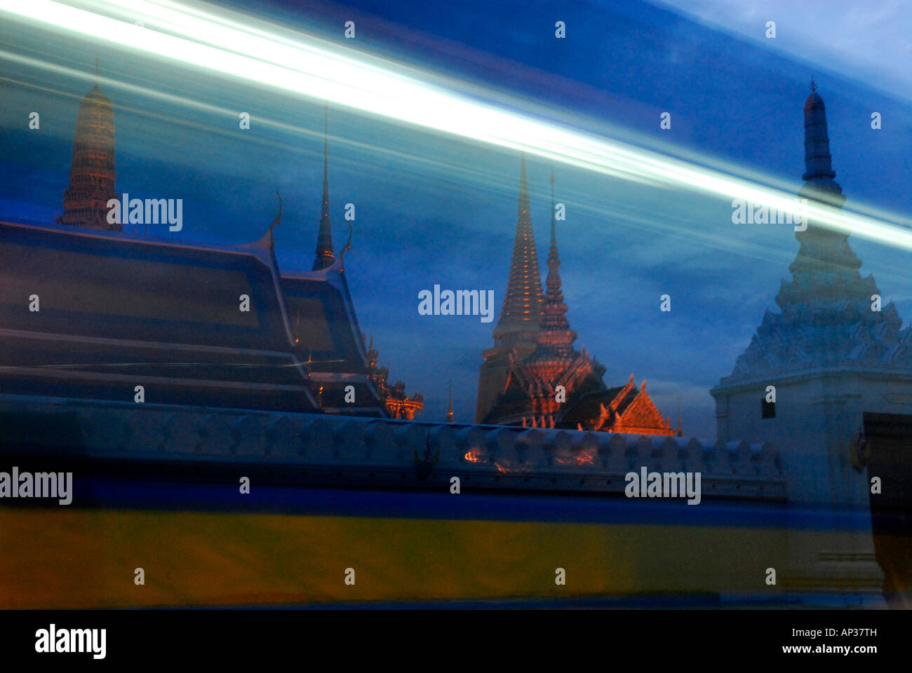 Abend-Verkehr vor Tempel Wat Phra Kaeo, Bangkok, Thailand Stockfoto