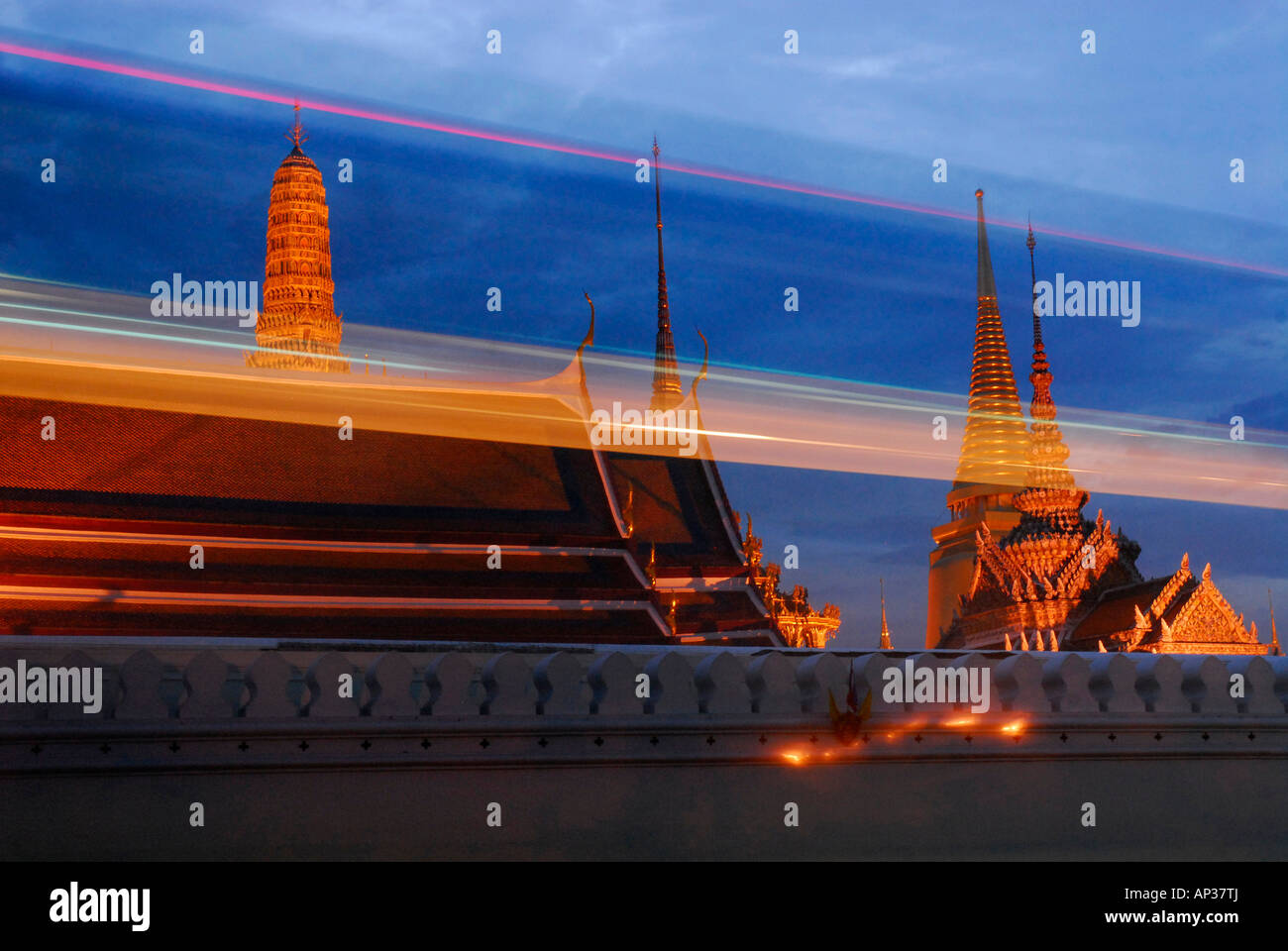 Abend-Verkehr vor Tempel Wat Phra Kaeo, Bangkok, Thailand Stockfoto