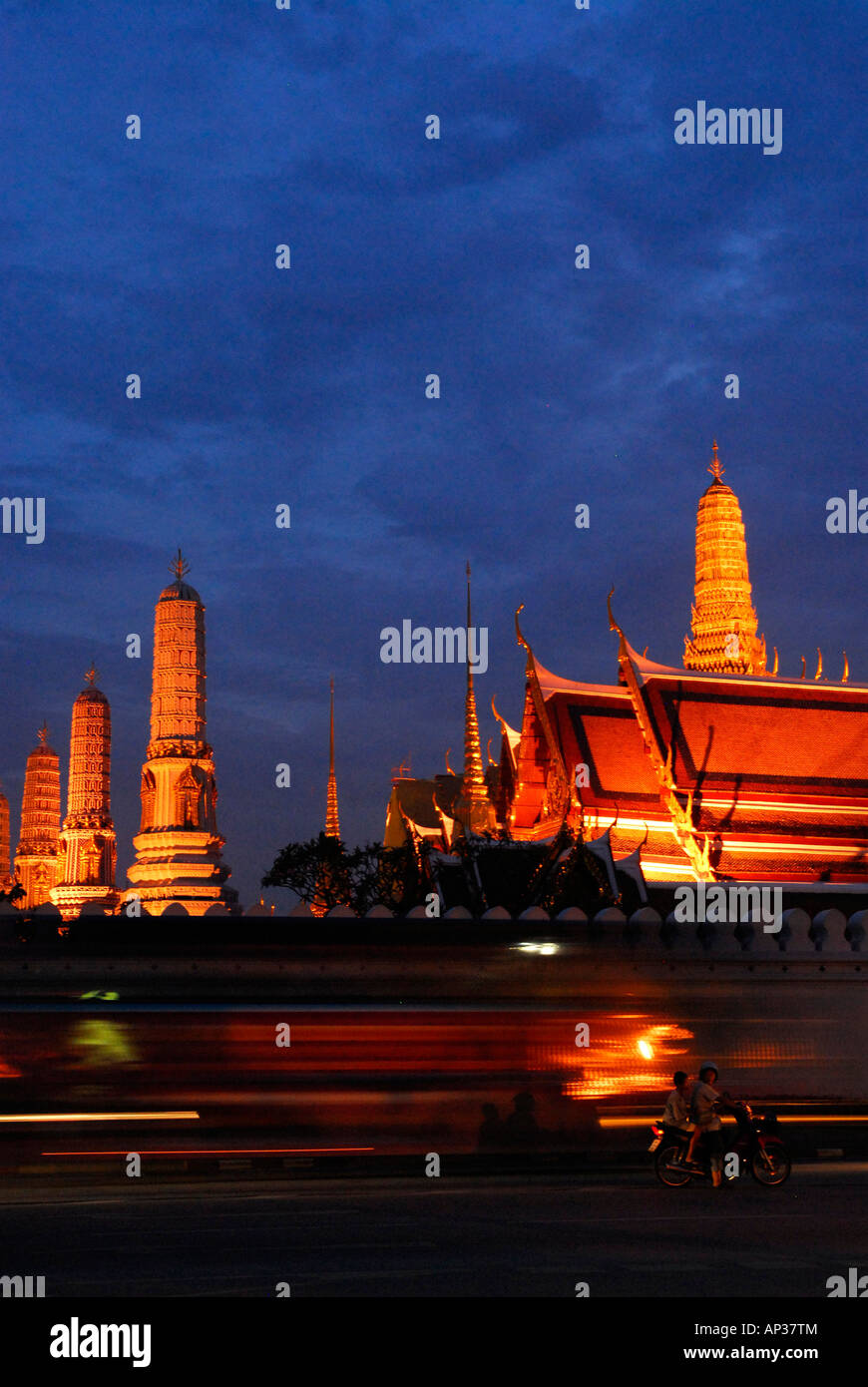 Abend-Verkehr vor Tempel Wat Phra Kaeo, Bangkok, Thailand Stockfoto