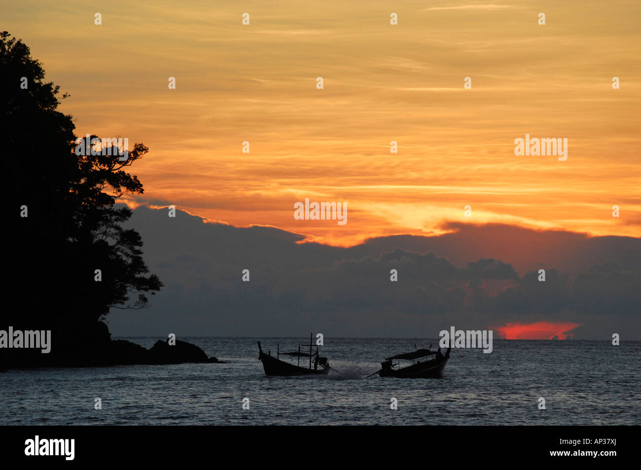 Zwei Longtail, die Boote bei Sonnenuntergang von hinten am Surin Islands Marine Natinal Park, Hauptsitz, Strand Ko Surin, Phang Nga, Thail Stockfoto