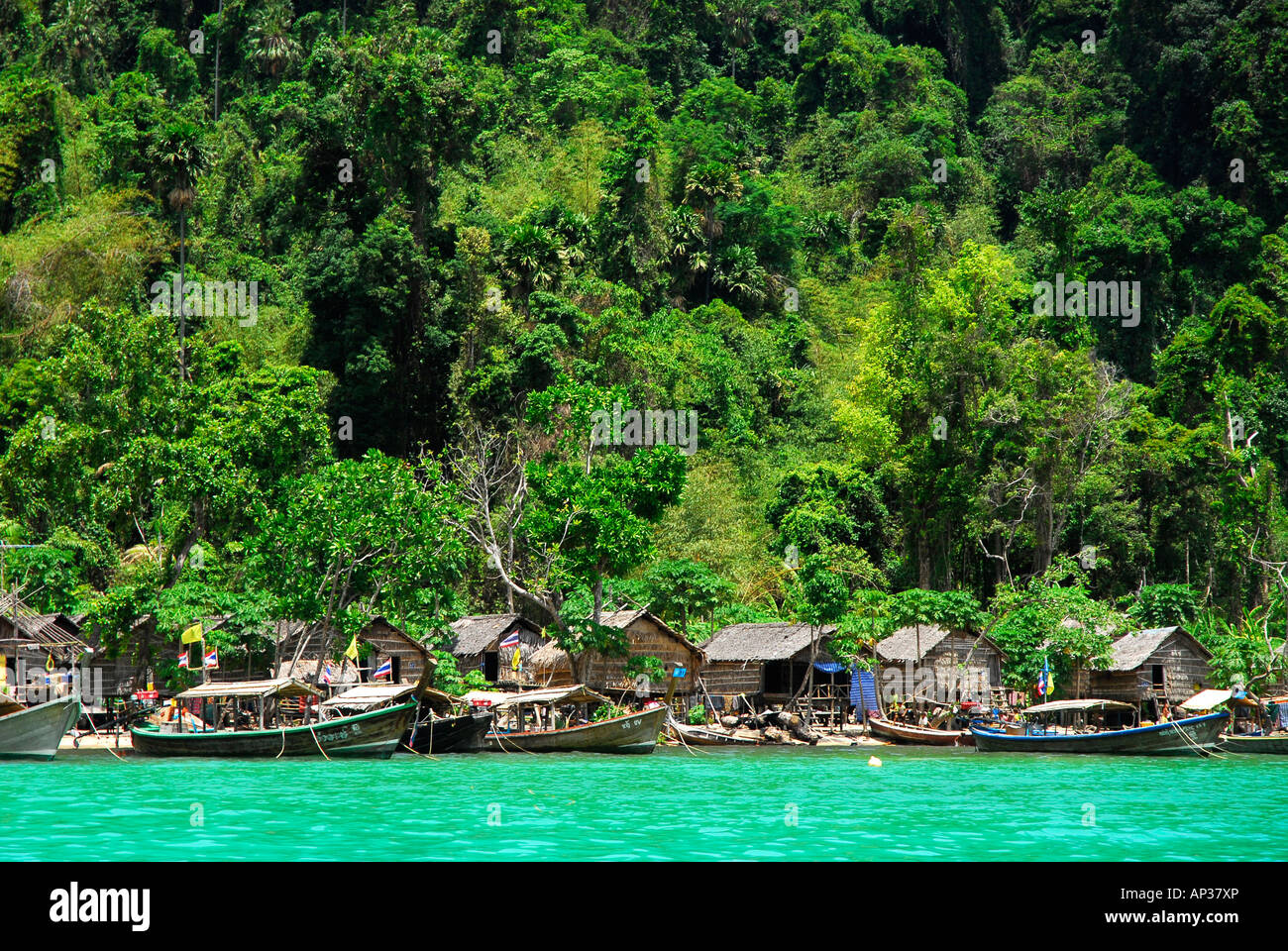 Boote und Häuser am Strand, Chao Naam, Moken, Dorf, Surin Islands Marine National Park, Ko Surin, Phang Nga, Thailand Stockfoto
