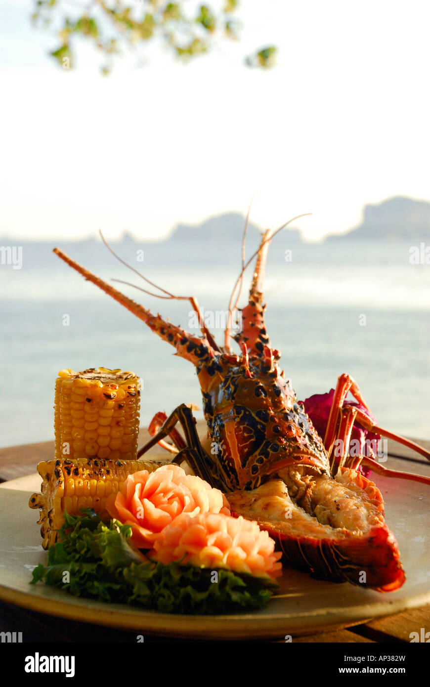 Languste Gericht mit Mais am Strand Restaurant die Grotte und Blick aufs Meer, Hotel Rayavadee, Hut Phra Nang, Krabi, Thailand Stockfoto