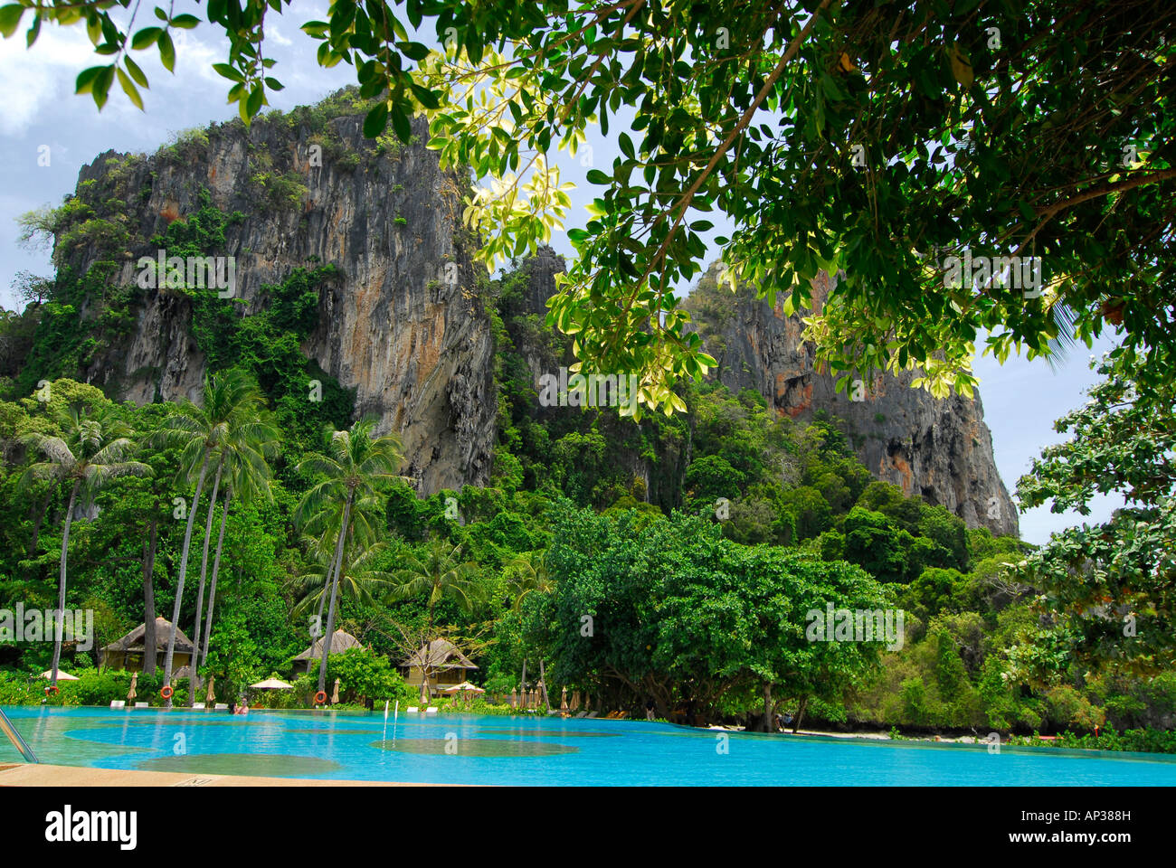 Bungalows im tropischen Garten des Hotel Rayavadee mit Kalksteinfelsen, Hut Phra Nang, Krabi, Thailand Stockfoto