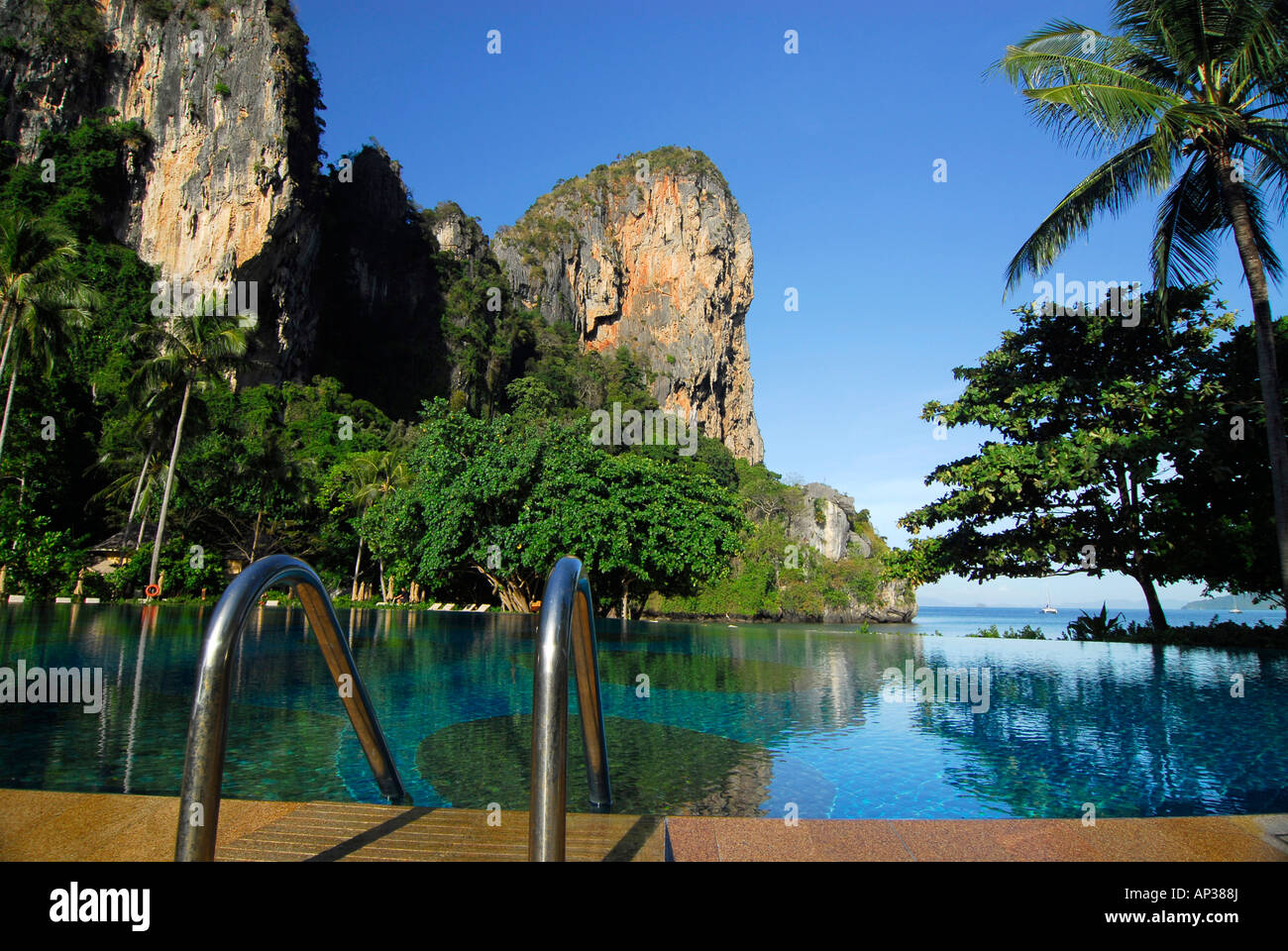 Pool im tropischen Garten des Hotel Rayavadee mit Kalksteinfelsen, Hut Phra Nang, Krabi, Thailand Stockfoto