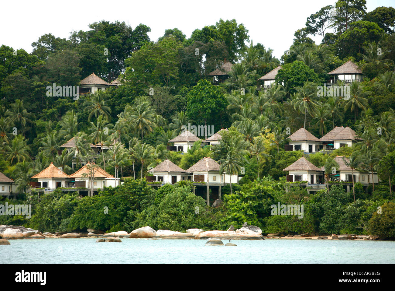 Bungalows am Strand, Banyan Tree Resort, Bintan Island, Indonesien Stockfoto