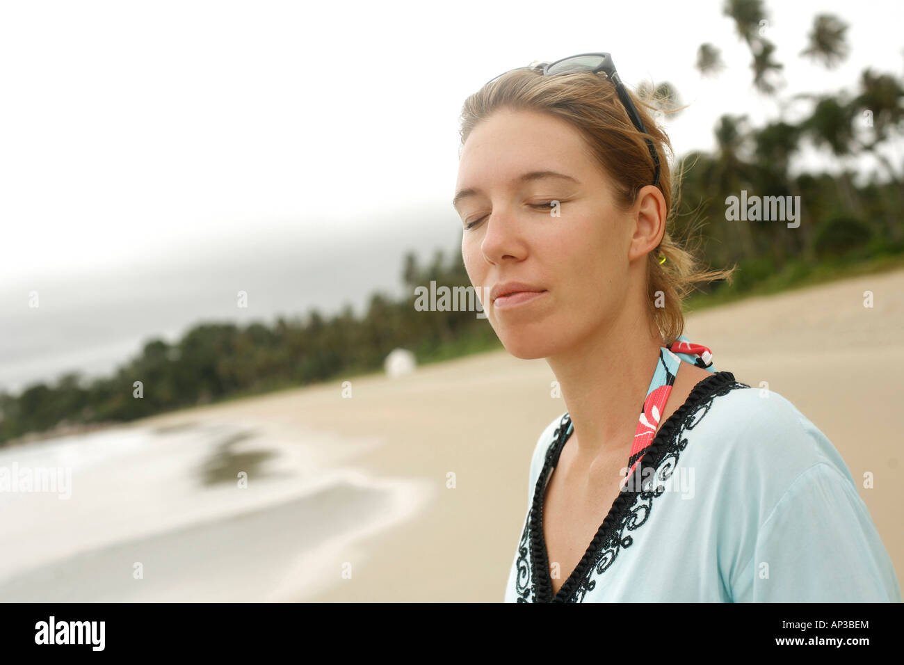 Frau am Strand, Beach Resort Angsana Bintan Island, Indonesien Stockfoto